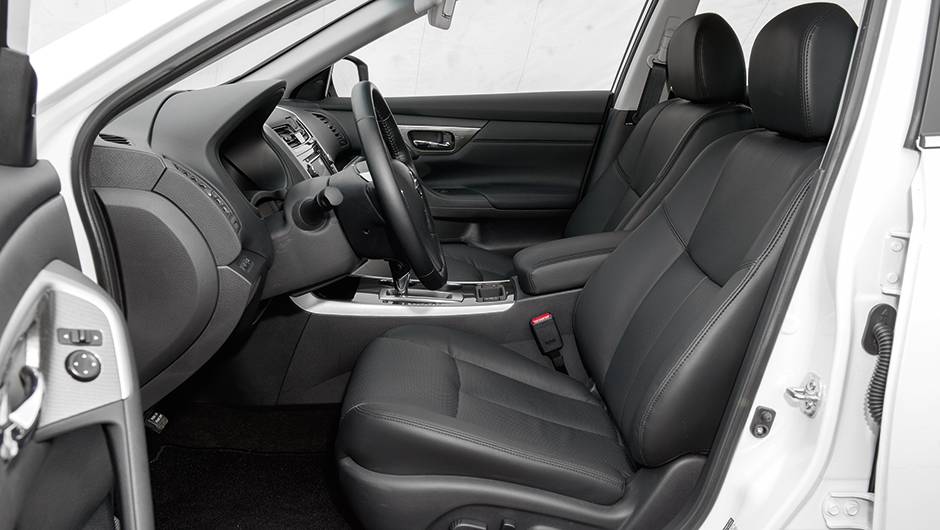 Bancos de couro: o do motorista tem ajustes elétricos | <a href="https://beta-develop.quatrorodas.abril.com.br/carros/testes/nissan-altima-sl-2-5-16v-764173.shtml" rel="migration">Leia mais</a> Bancos de couro: o do motorista tem ajustes elétricos | <a href="https://beta-develop.quatrorodas.abril.com.br/carros/testes/nissan-altima-sl-2-5-16v-764173.shtml" rel="migration">Leia mais</a>
