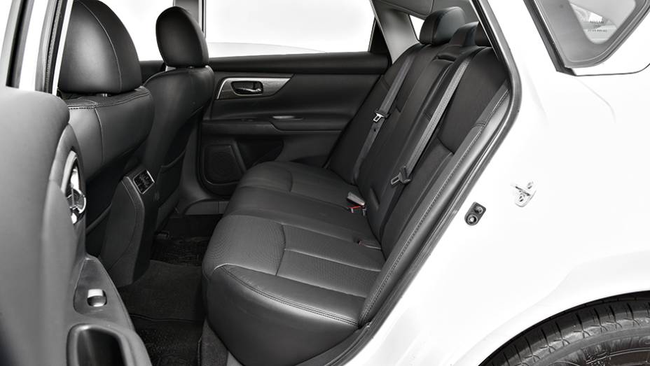 Muito espa&ccedil;o atr&aacute;s | <a href="https://beta-develop.quatrorodas.abril.com.br/carros/testes/nissan-altima-sl-2-5-16v-764173.shtml" rel="migration">Leia mais</a>