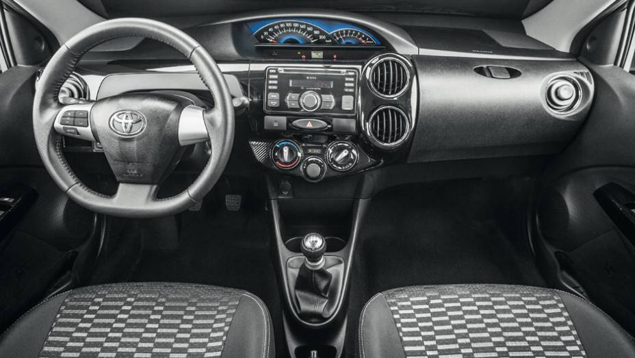 Este mesmo volante equipa Corolla XRS, Etios XLS e Cross | <a href="https://beta-develop.quatrorodas.abril.com.br/carros/testes/toyota-etios-cross-766195.shtml" rel="migration">Leia mais</a> Este mesmo volante equipa Corolla XRS, Etios XLS e Cross | <a href="https://beta-develop.quatrorodas.abril.com.br/carros/testes/toyota-etios-cross-766195.shtml" rel="migration">Leia mais</a>