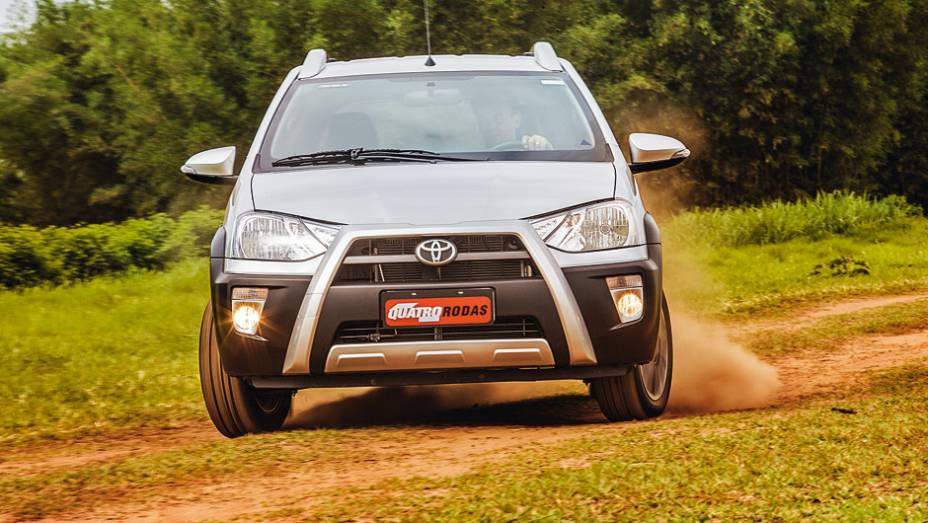 Pequeno refletor entre farol e grade é decorativo, não acende | <a href="https://beta-develop.quatrorodas.abril.com.br/carros/testes/toyota-etios-cross-766195.shtml" rel="migration">Leia mais</a> Pequeno refletor entre farol e grade é decorativo, não acende | <a href="https://beta-develop.quatrorodas.abril.com.br/carros/testes/toyota-etios-cross-766195.shtml" rel="migration">Leia mais</a>