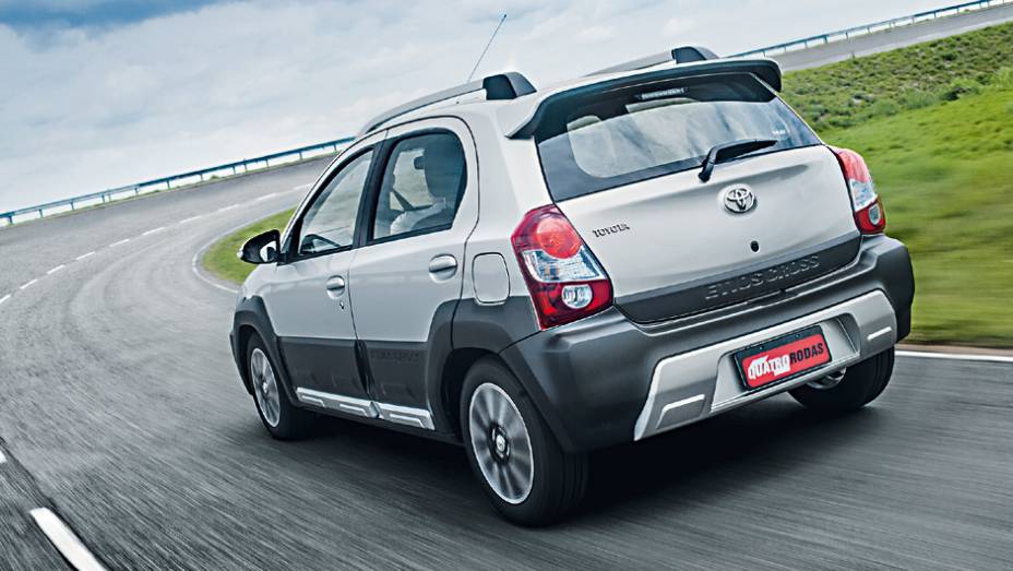 Para-choques e faixas pretas: para dar ar de carro mais alto | <a href="https://beta-develop.quatrorodas.abril.com.br/carros/testes/toyota-etios-cross-766195.shtml" rel="migration">Leia mais</a>