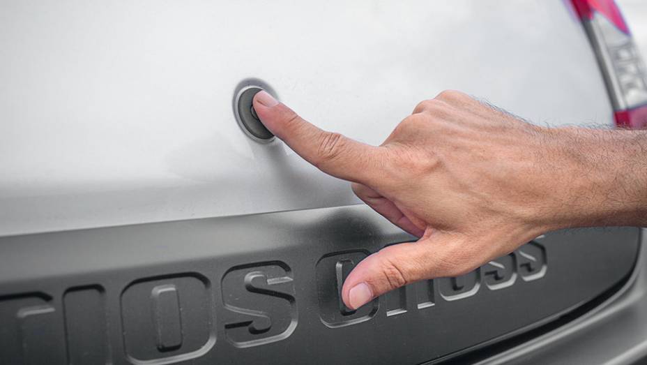 Bot&atilde;o exclusivo para abrir porta-malas: boa ideia | <a href="https://beta-develop.quatrorodas.abril.com.br/carros/testes/toyota-etios-cross-766195.shtml" rel="migration">Leia mais</a>