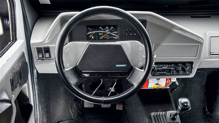 Volante exige que o motorista dirija de bra&ccedil;os esticados e pedais est&atilde;o mal posicionados | <a href="https://beta-develop.quatrorodas.abril.com.br/carros/classicos-brasileiros/gurgel-br-800-764160.shtml" rel="migration">Leia mais</a>