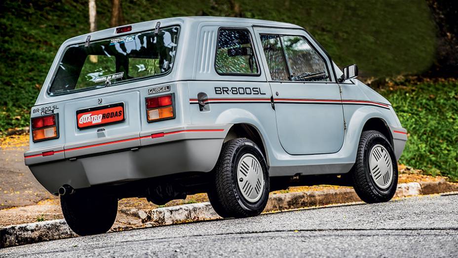 Vidro traseiro basculante permitia acesso ao min&uacute;sculo porta-malas de 122 litros | <a href="https://beta-develop.quatrorodas.abril.com.br/carros/classicos-brasileiros/gurgel-br-800-764160.shtml" rel="migration">Leia mais</a>