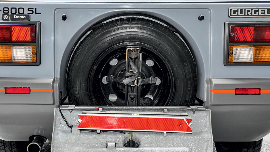Estepe ficava escondido atr&aacute;s da placa | <a href="https://beta-develop.quatrorodas.abril.com.br/carros/classicos-brasileiros/gurgel-br-800-764160.shtml" rel="migration">Leia mais</a>
