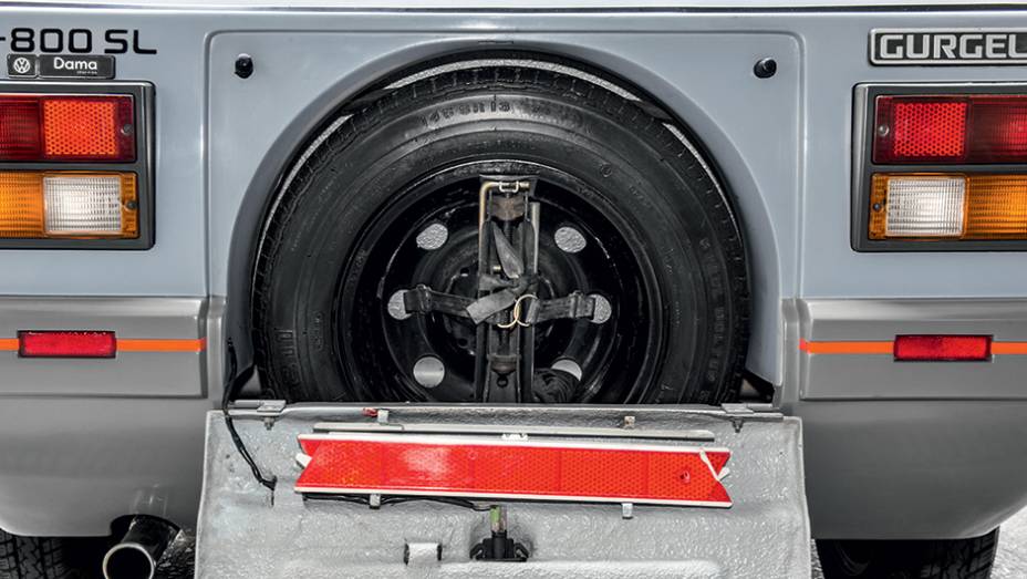 Estepe ficava escondido atrás da placa | <a href="https://beta-develop.quatrorodas.abril.com.br/carros/classicos-brasileiros/gurgel-br-800-764160.shtml" rel="migration">Leia mais</a> Estepe ficava escondido atrás da placa | <a href="https://beta-develop.quatrorodas.abril.com.br/carros/classicos-brasileiros/gurgel-br-800-764160.shtml" rel="migration">Leia mais</a>