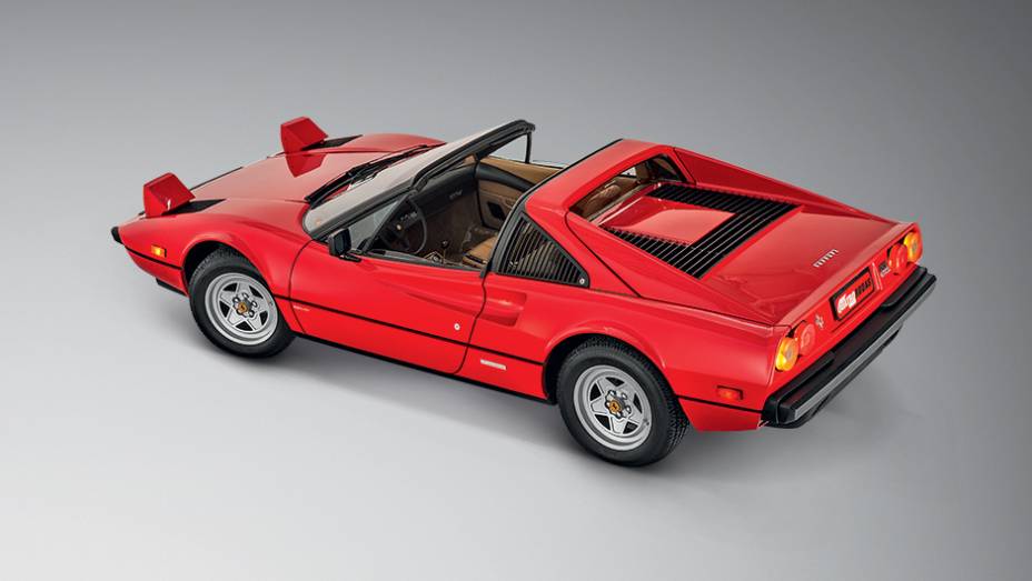 Versão conversível GTS corresponde a 66% das Ferrari 308 já produzidas | <a href="https://beta-develop.quatrorodas.abril.com.br/carros/classicos-grandescarros/ferrari-308-gtb-gts-764363.shtml" rel="migration">Leia mais</a>