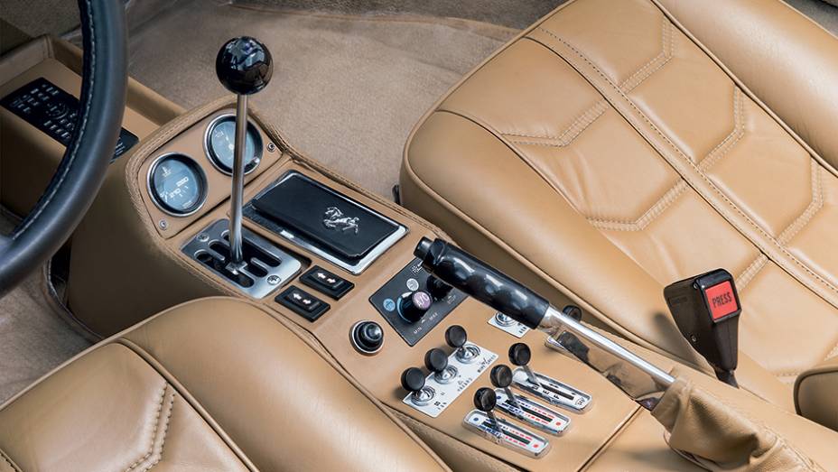 A cl&aacute;ssica grelha guiava o c&acirc;mbio manual de cinco marchas | <a href="https://beta-develop.quatrorodas.abril.com.br/carros/classicos-grandescarros/ferrari-308-gtb-gts-764363.shtml" rel="migration">Leia mais</a>