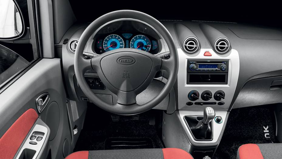 O interior é simples, com vários plásticos duros, mas bem-acabado | <a href="https://beta-develop.quatrorodas.abril.com.br/carros/impressoes/rely-link-1-3-16v-764315.shtml" rel="migration">Leia mais</a> O interior é simples, com vários plásticos duros, mas bem-acabado | <a href="https://beta-develop.quatrorodas.abril.com.br/carros/impressoes/rely-link-1-3-16v-764315.shtml" rel="migration">Leia mais</a>