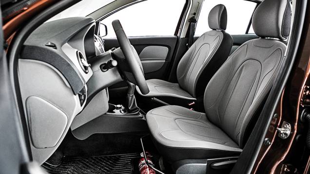 1&ordm; lugar Equipamentos: Logan. Acabamento bicolor d&aacute; um toque de requinte &agrave; cabine | <a href="https://beta-develop.quatrorodas.abril.com.br/carros/comparativos/sedas-45-mil-reais-764153.shtml" rel="migration">Leia mais</a>
