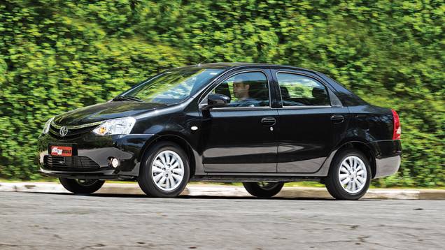 1&ordm; lugar Custos: Etios XLS. O Etios XLS 1.5 &eacute; o mais caro na hora da compra, mas &eacute; o mais econ&ocirc;mico e tem o menor custo projetado de revis&otilde;es | <a href="https://beta-develop.quatrorodas.abril.com.br/carros/comparativos/sedas-45-mil-reais-764153.shtml" rel="migration">Leia mais</a>