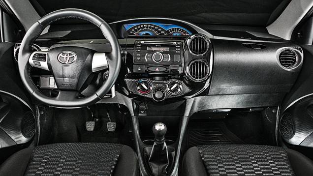 1&ordm; lugar Custos: Etios XLS. Volante multifuncional &eacute; heran&ccedil;a do Corolla XRS | <a href="https://beta-develop.quatrorodas.abril.com.br/carros/comparativos/sedas-45-mil-reais-764153.shtml" rel="migration">Leia mais</a>
