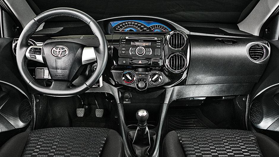 1&ordm; lugar Custos: Etios XLS. Volante multifuncional &eacute; heran&ccedil;a do Corolla XRS | <a href="https://beta-develop.quatrorodas.abril.com.br/carros/comparativos/sedas-45-mil-reais-764153.shtml" rel="migration">Leia mais</a>