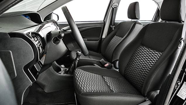 1&ordm; lugar Custos: Etios XLS. Tecido &eacute; novo, mas falta ajuste de altura de banco e cintos | <a href="https://beta-develop.quatrorodas.abril.com.br/carros/comparativos/sedas-45-mil-reais-764153.shtml" rel="migration">Leia mais</a>
