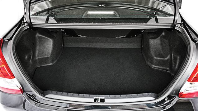 1&ordm; lugar Custos: Etios XLS. Estrutura de metal dificulta o uso com o banco rebatido | <a href="https://beta-develop.quatrorodas.abril.com.br/carros/comparativos/sedas-45-mil-reais-764153.shtml" rel="migration">Leia mais</a>