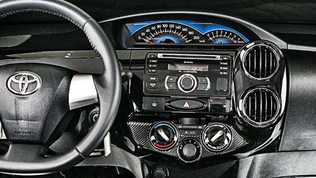 1&ordm; lugar Custos: Etios XLS. Instrumentos seguem no centro do painel. S&oacute; a cor mudou | <a href="https://beta-develop.quatrorodas.abril.com.br/carros/comparativos/sedas-45-mil-reais-764153.shtml" rel="migration">Leia mais</a>