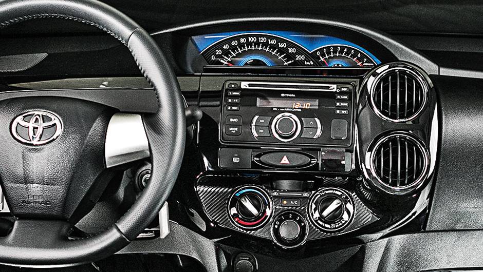 1&ordm; lugar Custos: Etios XLS. Instrumentos seguem no centro do painel. S&oacute; a cor mudou | <a href="https://beta-develop.quatrorodas.abril.com.br/carros/comparativos/sedas-45-mil-reais-764153.shtml" rel="migration">Leia mais</a>