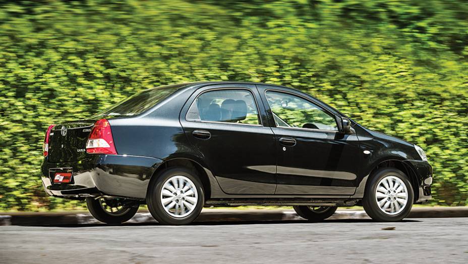 1º lugar Desempenho: Etios XLS. Visual da traseira do Etios lembra a do Logan que acaba de se aposentar | <a href="https://beta-develop.quatrorodas.abril.com.br/carros/comparativos/sedas-45-mil-reais-764153.shtml" rel="migration">Leia mais</a>