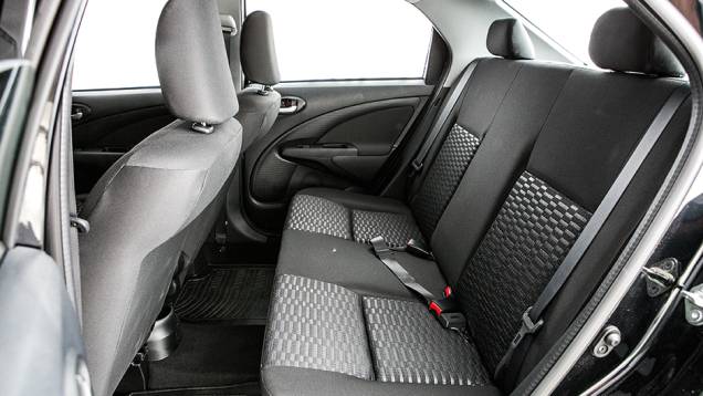 1&ordm; lugar Desempenho: Etios XLS. Atr&aacute;s, espa&ccedil;o tamb&eacute;m &eacute; bom | <a href="https://beta-develop.quatrorodas.abril.com.br/carros/comparativos/sedas-45-mil-reais-764153.shtml" rel="migration">Leia mais</a>