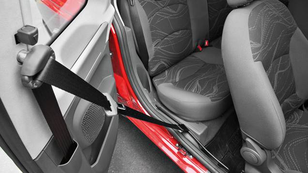 Cinto se desloca para dar acesso à traseira | <a href="https://beta-develop.quatrorodas.abril.com.br/carros/impressoes/fiat-strada-working-1-4-764158.shtml" rel="migration">Leia mais</a> Cinto se desloca para dar acesso à traseira | <a href="https://beta-develop.quatrorodas.abril.com.br/carros/impressoes/fiat-strada-working-1-4-764158.shtml" rel="migration">Leia mais</a>