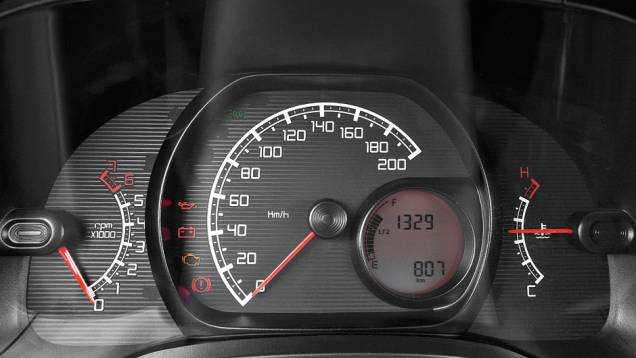Iluminação alaranjada no painel e no rádio | <a href="https://beta-develop.quatrorodas.abril.com.br/carros/impressoes/fiat-strada-working-1-4-764158.shtml" rel="migration">Leia mais</a> Iluminação alaranjada no painel e no rádio | <a href="https://beta-develop.quatrorodas.abril.com.br/carros/impressoes/fiat-strada-working-1-4-764158.shtml" rel="migration">Leia mais</a>