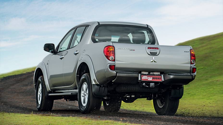 O reboque traseiro com tomada elétrica é item de série da picape | <a href="https://beta-develop.quatrorodas.abril.com.br/carros/testes/mitsubishi-l200-triton-764187.shtml" rel="migration">Leia mais</a>