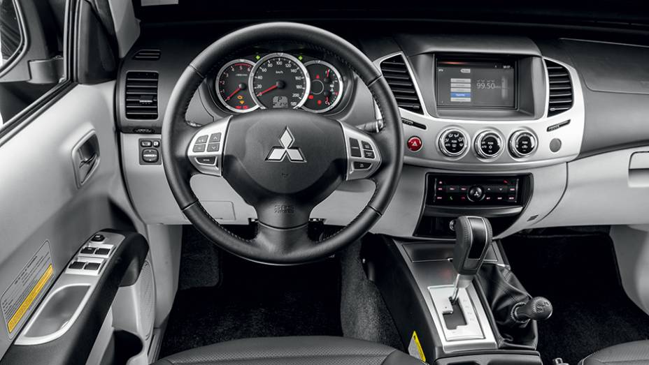 No modo manual, o câmbio automático tem trocas por comandos atrás volante | <a href="https://beta-develop.quatrorodas.abril.com.br/carros/testes/mitsubishi-l200-triton-764187.shtml" rel="migration">Leia mais</a> No modo manual, o câmbio automático tem trocas por comandos atrás volante | <a href="https://beta-develop.quatrorodas.abril.com.br/carros/testes/mitsubishi-l200-triton-764187.shtml" rel="migration">Leia mais</a>