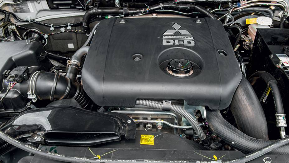 Motor diesel gera 180 cv de pot&ecirc;ncia | <a href="https://beta-develop.quatrorodas.abril.com.br/carros/testes/mitsubishi-l200-triton-764187.shtml" rel="migration">Leia mais</a>