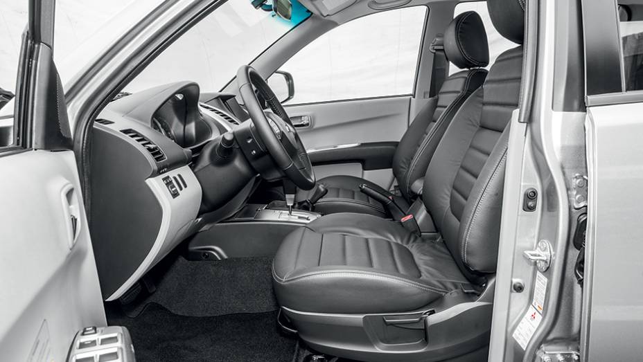 Bancos dianteiros têm bom apoio lateral | <a href="https://beta-develop.quatrorodas.abril.com.br/carros/testes/mitsubishi-l200-triton-764187.shtml" rel="migration">Leia mais</a> Bancos dianteiros têm bom apoio lateral | <a href="https://beta-develop.quatrorodas.abril.com.br/carros/testes/mitsubishi-l200-triton-764187.shtml" rel="migration">Leia mais</a>