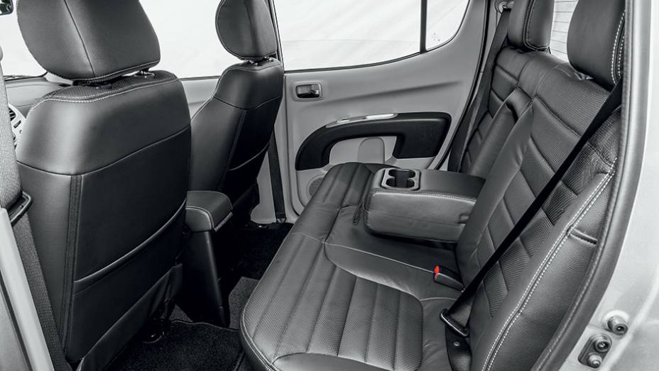 Atr&aacute;s, h&aacute; cintos de tr&ecirc;s pontos somente nas laterais | <a href="https://beta-develop.quatrorodas.abril.com.br/carros/testes/mitsubishi-l200-triton-764187.shtml" rel="migration">Leia mais</a>