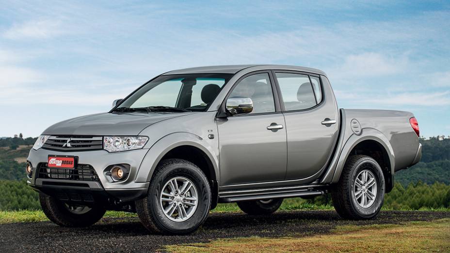 Versão HPE tem design exclusivo para a grade e o para-choque | <a href="https://beta-develop.quatrorodas.abril.com.br/carros/testes/mitsubishi-l200-triton-764187.shtml" rel="migration">Leia mais</a>