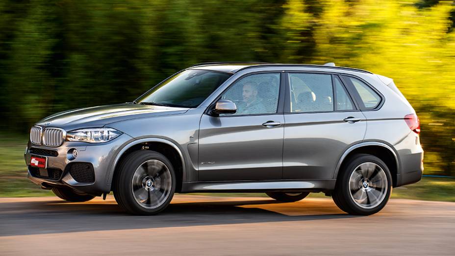 Grandes tomadas de ar frontais: o V8 4.4 biturbo precisa respirar | <a href="https://beta-develop.quatrorodas.abril.com.br/carros/impressoes/bmw-x5-765445.shtml" rel="migration">Leia mais</a>