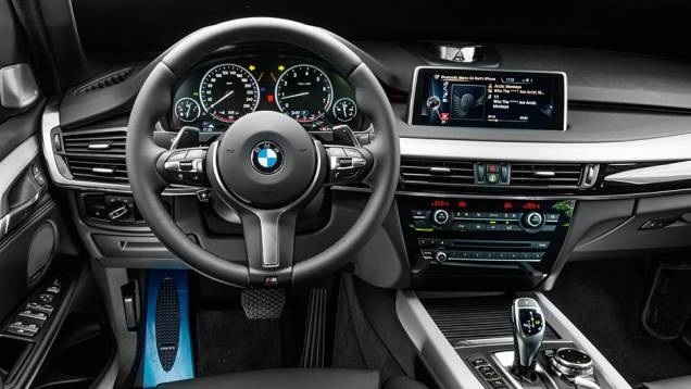 Volante retrô, câmbio eletrônico de oito marchas e alto-falante central motorizado no painel | <a href="https://beta-develop.quatrorodas.abril.com.br/carros/impressoes/bmw-x5-765445.shtml" rel="migration">Leia mais</a> Volante retrô, câmbio eletrônico de oito marchas e alto-falante central motorizado no painel | <a href="https://beta-develop.quatrorodas.abril.com.br/carros/impressoes/bmw-x5-765445.shtml" rel="migration">Leia mais</a>