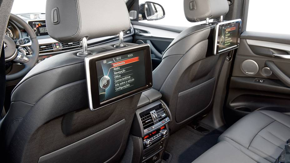 Telas de alta definição entretêm quem viaja na fileira central | <a href="https://beta-develop.quatrorodas.abril.com.br/carros/impressoes/bmw-x5-765445.shtml" rel="migration">Leia mais</a> Telas de alta definição entretêm quem viaja na fileira central | <a href="https://beta-develop.quatrorodas.abril.com.br/carros/impressoes/bmw-x5-765445.shtml" rel="migration">Leia mais</a>