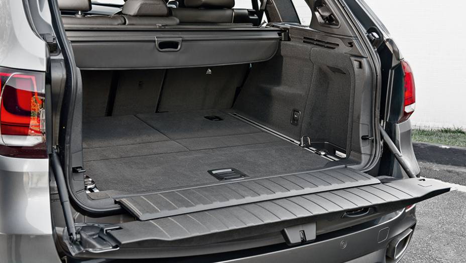 Porta-malas tem tampa dupla - a principal &eacute; acionada eletricamente | <a href="https://beta-develop.quatrorodas.abril.com.br/carros/impressoes/bmw-x5-765445.shtml" rel="migration">Leia mais</a>
