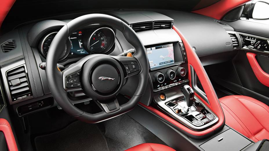 Repleto de materiais nobres, o painel do Jaguar faz jus ao preço | <a href="https://beta-develop.quatrorodas.abril.com.br/carros/comparativos/conversiveis-770669.shtml" rel="migration">Leia mais</a>