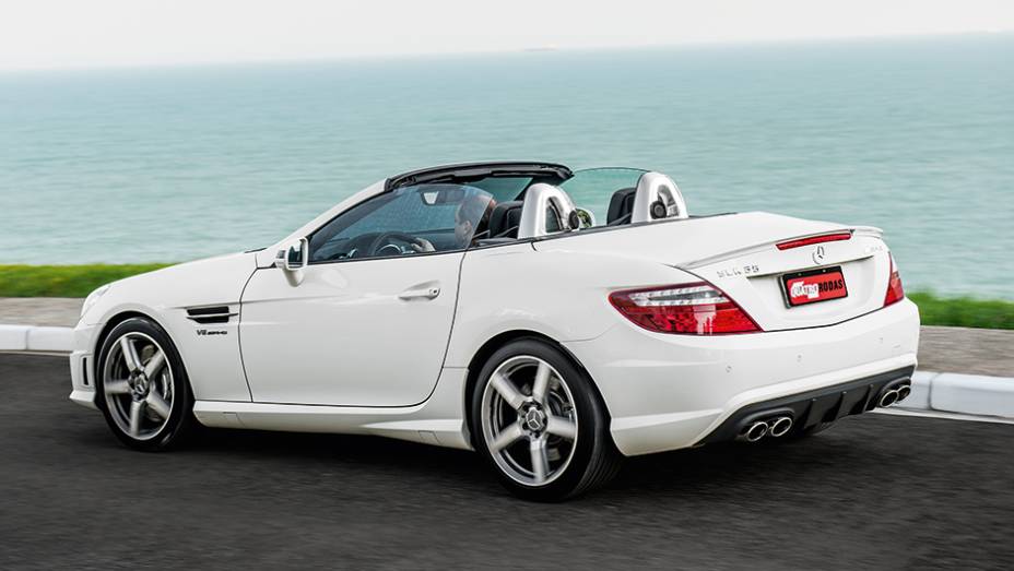 SLK AMG tem visual mais esportivo que as demais versões | <a href="https://beta-develop.quatrorodas.abril.com.br/carros/comparativos/conversiveis-770669.shtml" rel="migration">Leia mais</a>