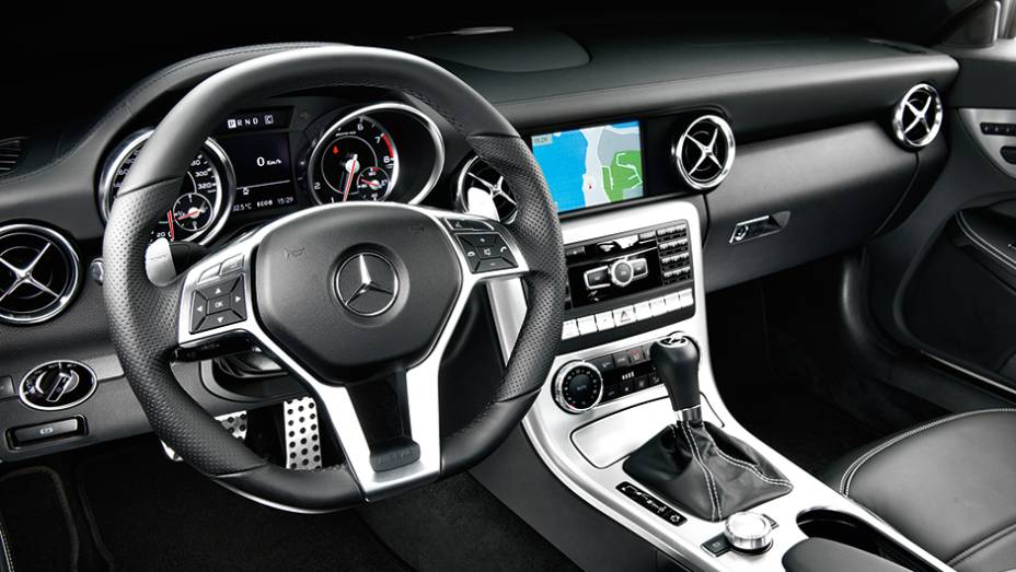 Cockpit do SLK oferece pegada esportiva, sem descuidar da luxuosidade | <a href="https://beta-develop.quatrorodas.abril.com.br/carros/comparativos/conversiveis-770669.shtml" rel="migration">Leia mais</a>