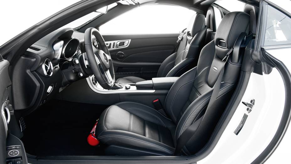 Assentos simulam bancos do tipo concha | <a href="https://beta-develop.quatrorodas.abril.com.br/carros/comparativos/conversiveis-770669.shtml" rel="migration">Leia mais</a> Assentos simulam bancos do tipo concha | <a href="https://beta-develop.quatrorodas.abril.com.br/carros/comparativos/conversiveis-770669.shtml" rel="migration">Leia mais</a>