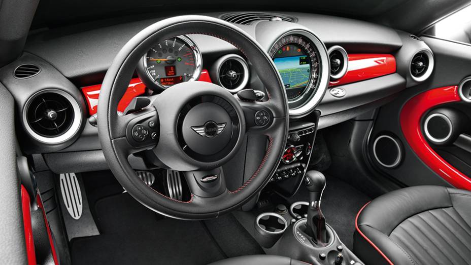 Rico em acess&oacute;rios, mas frugal perto dos mais caros. &Oacute;tima ergonomia | <a href="https://beta-develop.quatrorodas.abril.com.br/carros/comparativos/conversiveis-770669.shtml" rel="migration">Leia mais</a>