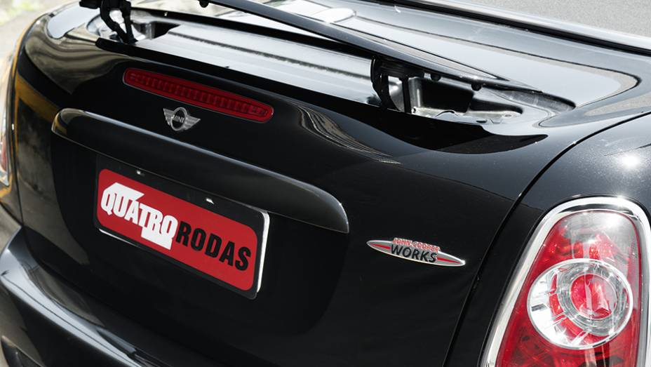 Asa traseira funciona de forma automática | <a href="https://beta-develop.quatrorodas.abril.com.br/carros/comparativos/conversiveis-770669.shtml" rel="migration">Leia mais</a> Asa traseira funciona de forma automática | <a href="https://beta-develop.quatrorodas.abril.com.br/carros/comparativos/conversiveis-770669.shtml" rel="migration">Leia mais</a>