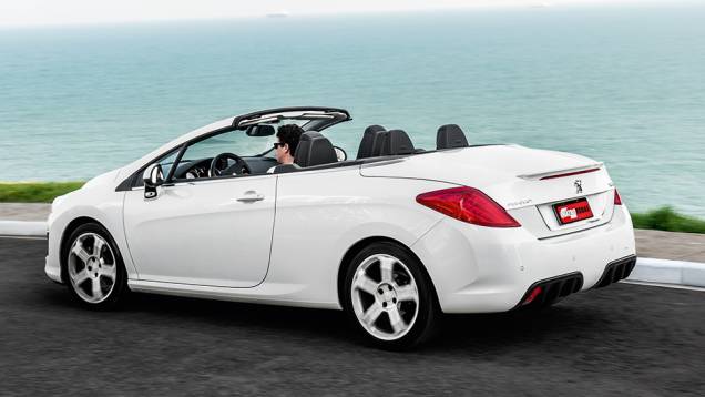 O 308 CC é a melhor opção para quem não quer viajar sozinho | <a href="https://beta-develop.quatrorodas.abril.com.br/carros/comparativos/conversiveis-770669.shtml" rel="migration">Leia mais</a> O 308 CC é a melhor opção para quem não quer viajar sozinho | <a href="https://beta-develop.quatrorodas.abril.com.br/carros/comparativos/conversiveis-770669.shtml" rel="migration">Leia mais</a>