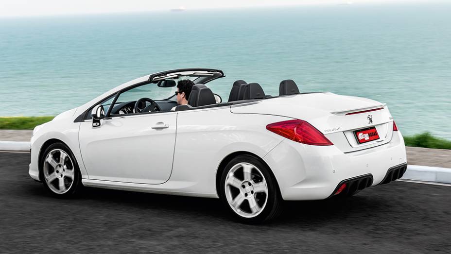 O 308 CC &eacute; a melhor op&ccedil;&atilde;o para quem n&atilde;o quer viajar sozinho | <a href="https://beta-develop.quatrorodas.abril.com.br/carros/comparativos/conversiveis-770669.shtml" rel="migration">Leia mais</a>