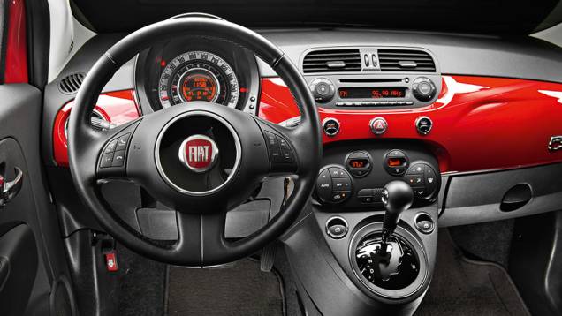 Interior é igual ao das demais versões. Acionamento da capota fica no teto | <a href="https://beta-develop.quatrorodas.abril.com.br/carros/comparativos/conversiveis-770669.shtml" rel="migration">Leia mais</a> Interior é igual ao das demais versões. Acionamento da capota fica no teto | <a href="https://beta-develop.quatrorodas.abril.com.br/carros/comparativos/conversiveis-770669.shtml" rel="migration">Leia mais</a>