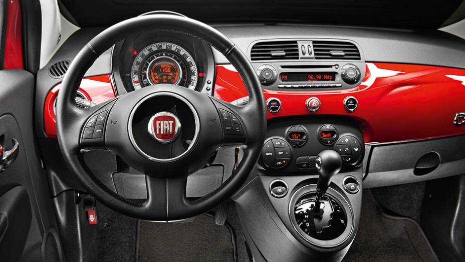 Interior é igual ao das demais versões. Acionamento da capota fica no teto | <a href="https://beta-develop.quatrorodas.abril.com.br/carros/comparativos/conversiveis-770669.shtml" rel="migration">Leia mais</a> Interior é igual ao das demais versões. Acionamento da capota fica no teto | <a href="https://beta-develop.quatrorodas.abril.com.br/carros/comparativos/conversiveis-770669.shtml" rel="migration">Leia mais</a>