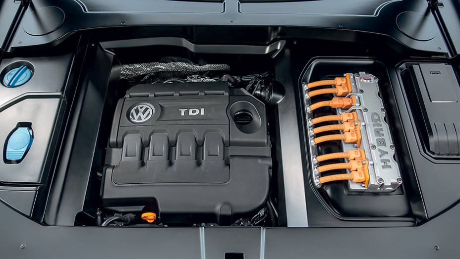 Motor a combustão combina forças com dois elétricos | <a href="https://beta-develop.quatrorodas.abril.com.br/carros/impressoes/volkswagen-crossblue-766158.shtml" rel="migration">Leia mais</a>