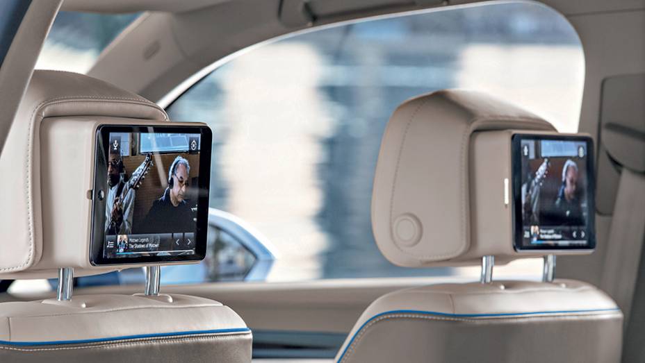 Quem vai atrás tem DVD | <a href="https://beta-develop.quatrorodas.abril.com.br/carros/impressoes/volkswagen-crossblue-766158.shtml" rel="migration">Leia mais</a> Quem vai atrás tem DVD | <a href="https://beta-develop.quatrorodas.abril.com.br/carros/impressoes/volkswagen-crossblue-766158.shtml" rel="migration">Leia mais</a>
