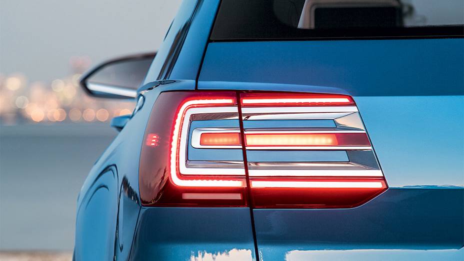Luzes de led compõem assinatura luminosa na traseira | <a href="https://beta-develop.quatrorodas.abril.com.br/carros/impressoes/volkswagen-crossblue-766158.shtml" rel="migration">Leia mais</a> Luzes de led compõem assinatura luminosa na traseira | <a href="https://beta-develop.quatrorodas.abril.com.br/carros/impressoes/volkswagen-crossblue-766158.shtml" rel="migration">Leia mais</a>