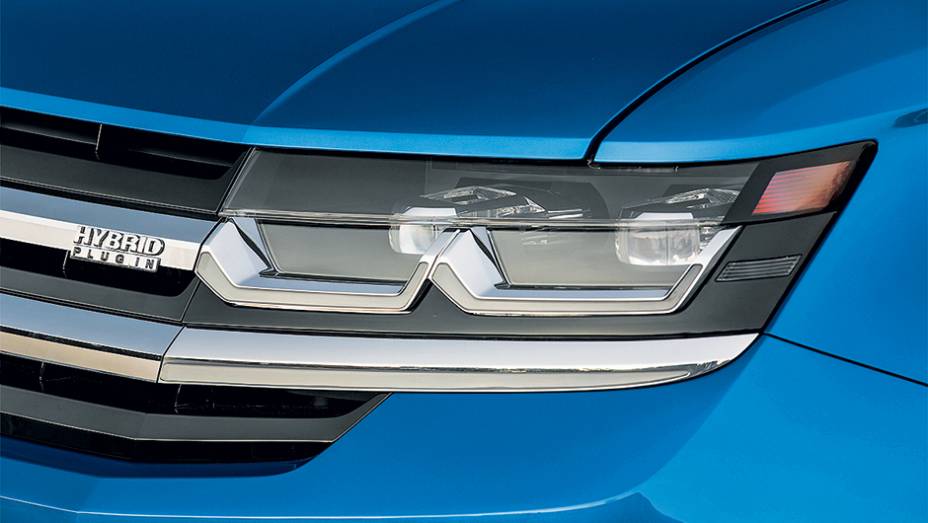 Faróis de led são integrados à grade do radiador | <a href="https://beta-develop.quatrorodas.abril.com.br/carros/impressoes/volkswagen-crossblue-766158.shtml" rel="migration">Leia mais</a>