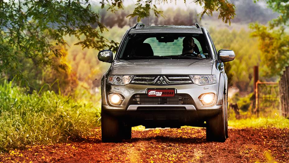 De frente, o Pajero Dakar é igual a uma L200 Triton... | <a href="https://beta-develop.quatrorodas.abril.com.br/carros/testes/mitsubishi-pajero-dakar-hpe-765655.shtml" rel="migration">Leia mais</a>